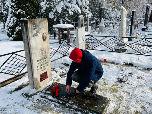 Студенты "Армавирского индустриально-строительного техникума" навели санитарный порядок и посетили воинское захоронение Героя Советского Союза 
